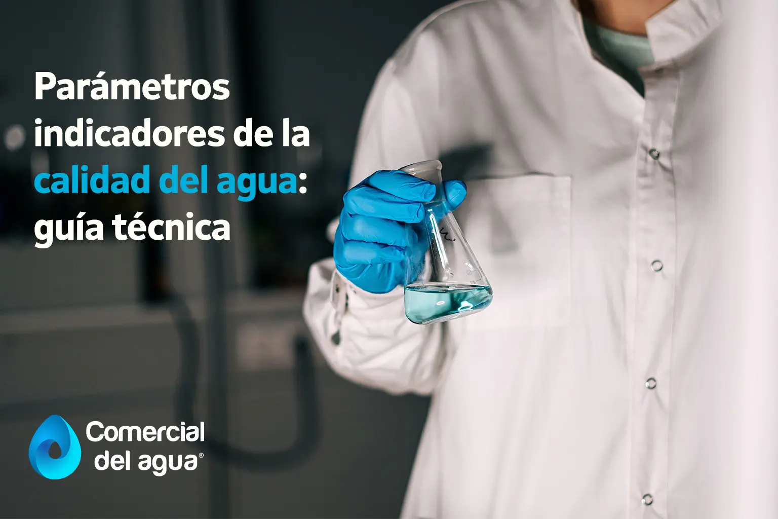 Parámetros e indicadores de la calidad del agua: guía técnica, científica de laboratorio con una mano de guante azul Parámetros e indicadores de la calidad del agua: guía técnica, científica de laboratorio con una mano de guante azul